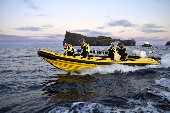 Í bát Ribsafari er setið á hörðum miðjustokki bátsins og getur því reynt á þegar hann skellur á mikilli ferð í sjóinn.