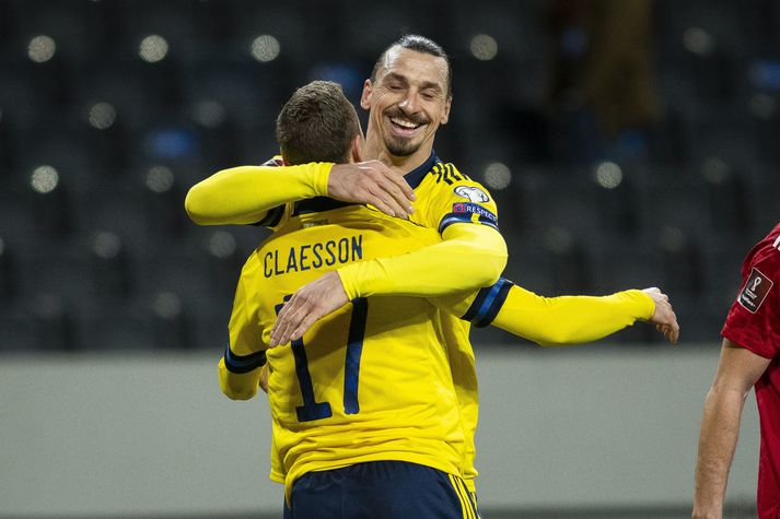 Zlatan Ibrahimovic faðmar markaskorarann Viktor Claesson.