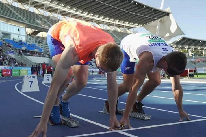 Patrekur Andrés Axelsson og Helgi Björnsson leiðsöguhlaupari Patreks gera sig klára í "startinu“ fyrir 400m hlaupið í gær.