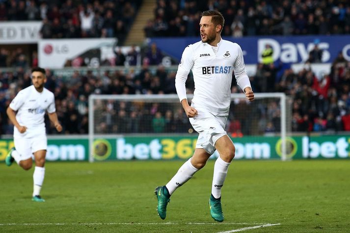 Gylfi Þór Sigurðsson fagnar marki sínu gegn Crystal Palace.