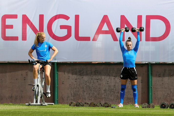 Glódís Perla Viggósdóttir nýtur sín ekki beint á hjólinu virðist vera á meðan guð einn veit hvað Hallbera Guðný Gísladóttir er að hugsa um er lóðin fara á loft.