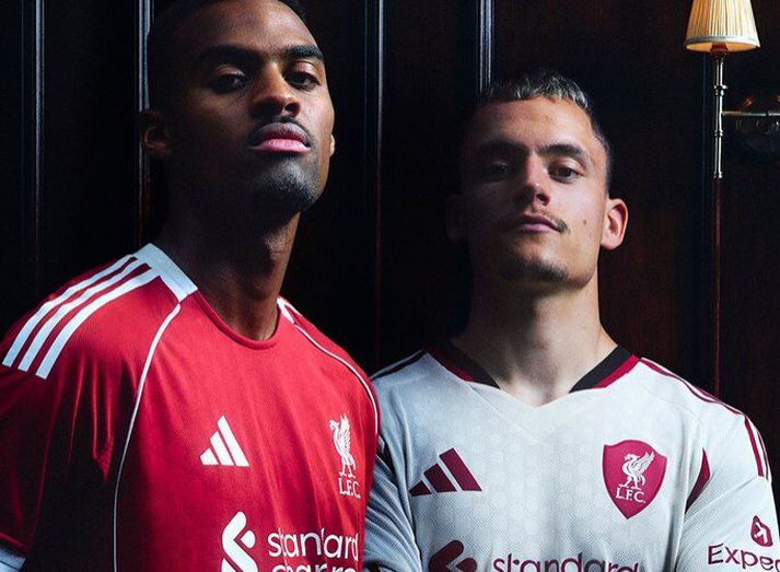 Florian Wirtz og Ryan Gravenberch í nýjum Adidas búningum Liverpool.