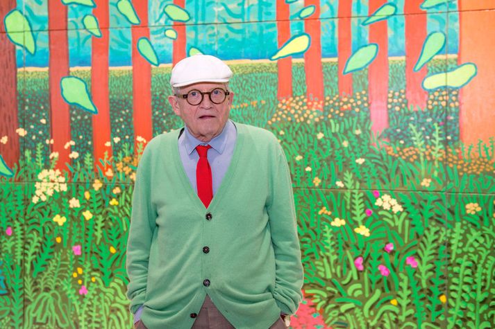 David Hockney fyrir framan eitt verka sinn, Vorkomu, í Pompidou í París.