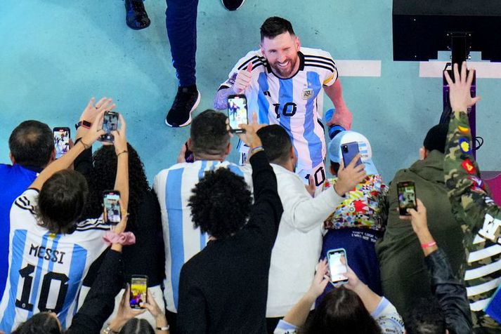 Allir Argentínumenn elska Lionel Messi sem veifar hér til áhorfenda eftir sigurinn í undanúrslitunum.