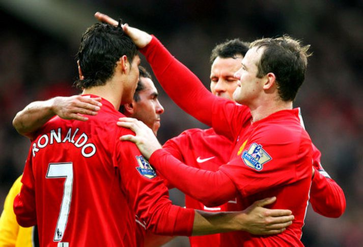 Rooney fagnar hér marki ásamt félögum sínum.