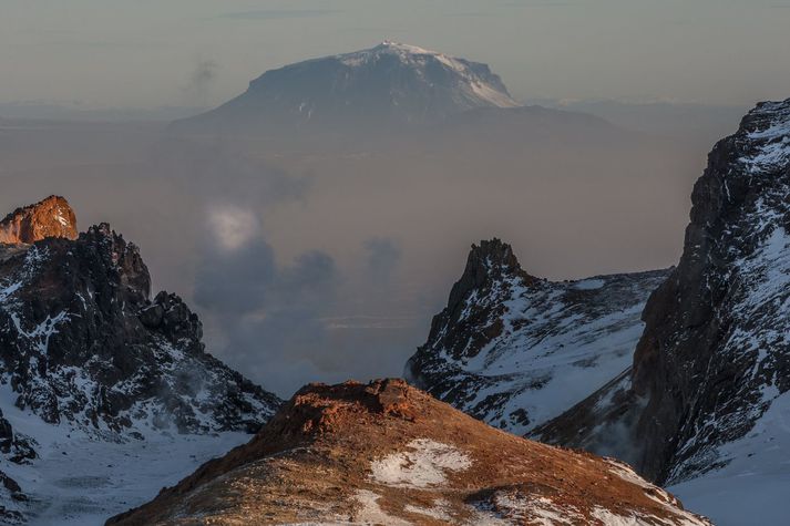 Hér sést glitta í Herðubreið, oft nefnd drottning íslenskra fjalla.