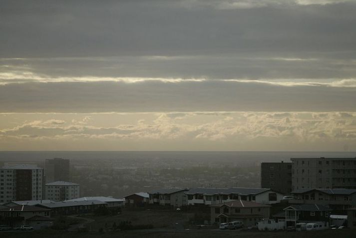 Öskumistrið sem lagðist yfir á sunnudagskvöld lá enn yfir í gær og hélt skólabörnum innandyra. Fréttablaðið/Daníel