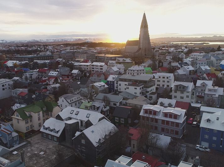 Áform um að aflétta sjálfvirku ráðningarbanni vegna manndráps og alvarlegra líkamsárása í þjónustu við fatlað fólk sæta gagnrýni. Einhverfusamtökin vilja að áhrif breytingarinnar á öryggi þjónustunotenda verði metin.