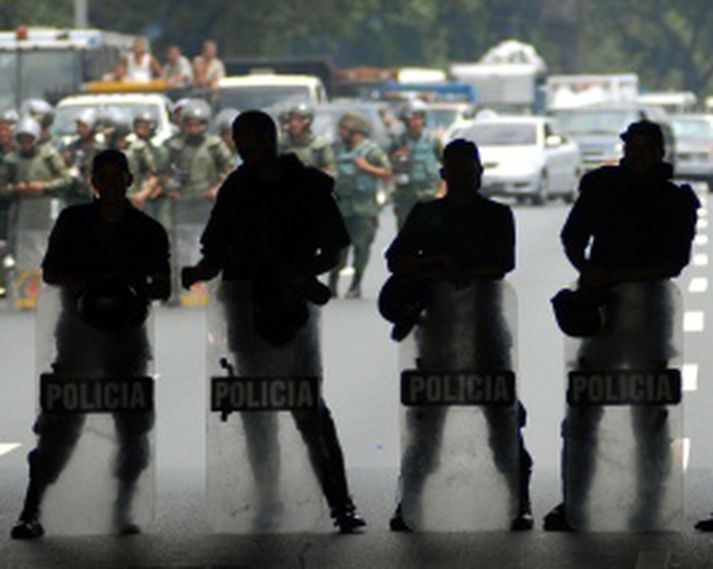Lögreglumenn í Caracas  eru við öllu búnir.