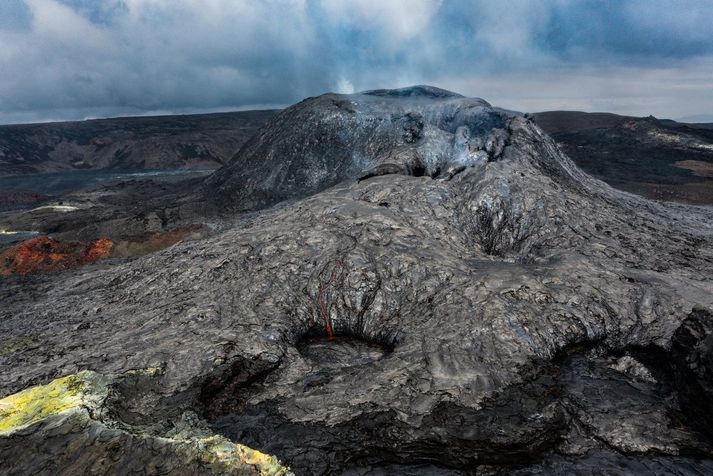 Líklegasta skýring skjálftavirkninnar er sögð merki um að kvikan sé færast til í jarðskorpunni eftir kvikuganginum sem myndaðist í aðdraganda gossins í vor.