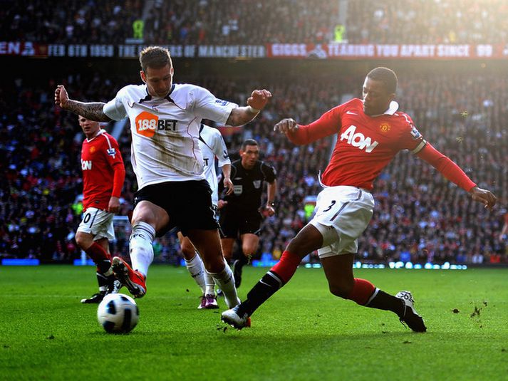 Grétar Rafn Steinsson í baráttunni við Patrice Evra.