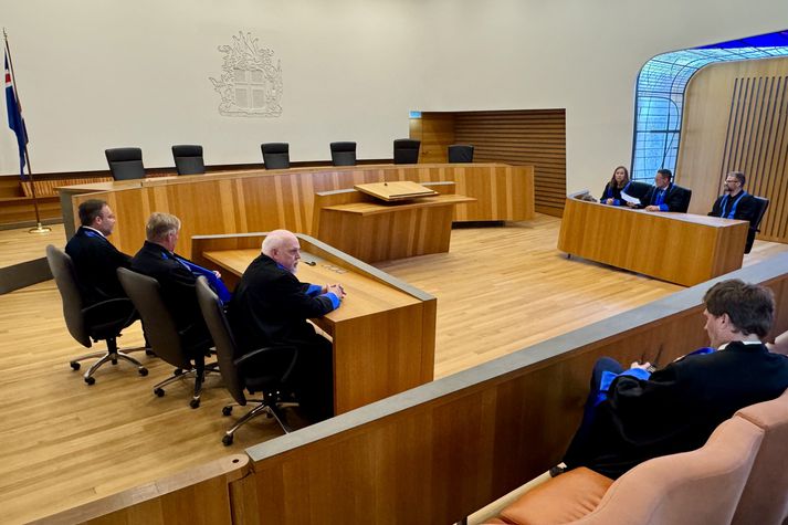 Allir sjö dómarar Hæstaréttar dæmdu í málinu. Stranglega bannað er að mynda inni í réttarsalnum eftir að dómarar ganga þar inn.