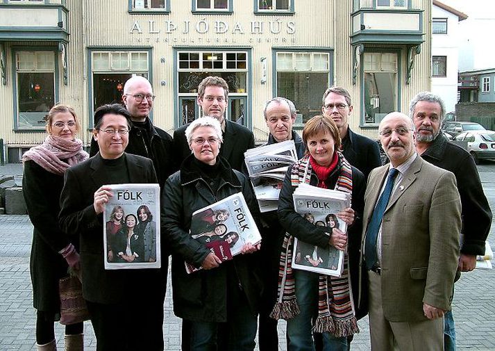 Fulltrúar trúfélaga hittast. Fulltrúar ásatrúarfélagsins, Bahá'í samfélagsins, Félags múslima á Íslandi, kaþólsku kirkjunnar og Þjóðkirkjunnar við útgáfuathöfn blaðs Alþjóðahússins.