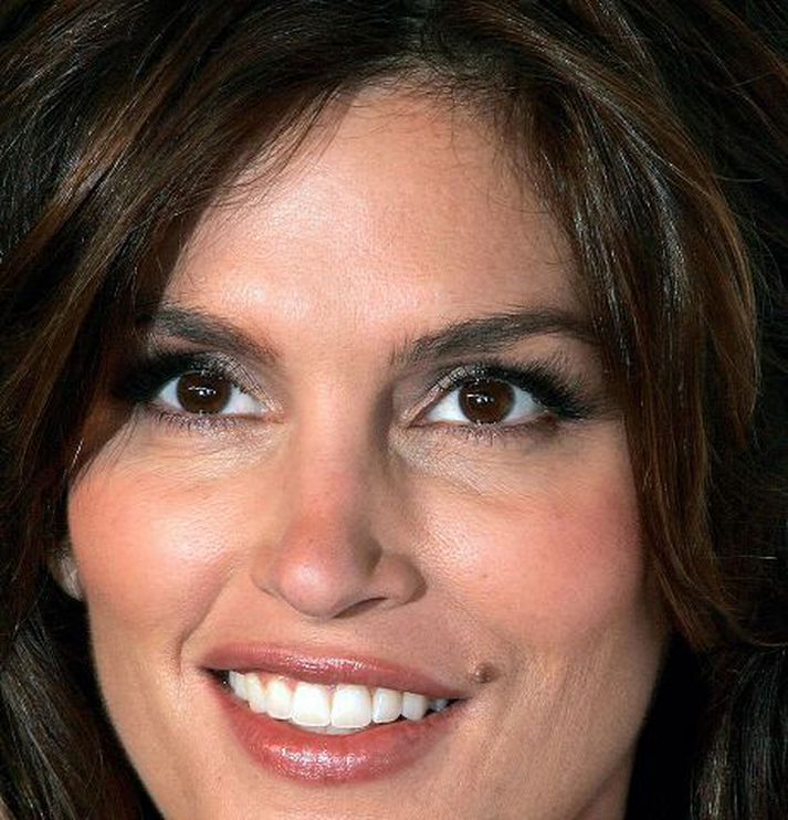 Cindy Crawford Tekur upp hanskann fyrir stallsystur sína Naomi Campell sem margsinnis hefur verið kærð fyrir líkamsárás.