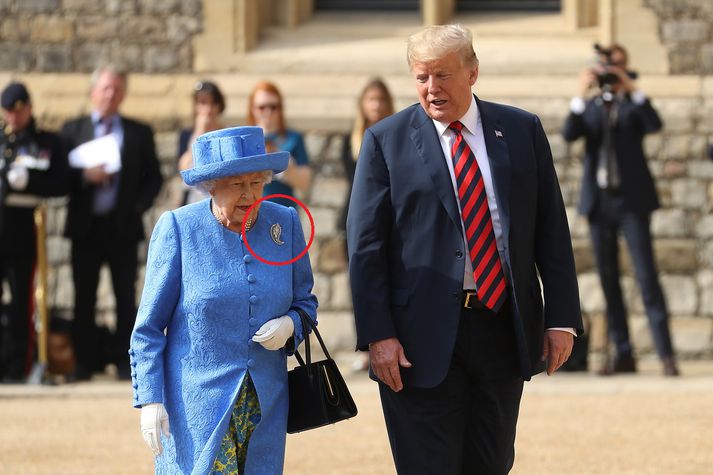 Elísabet Bretadrottning og Donald Trump Bandaríkjaforseti við Windsor-kastala á föstudag. Rauður hringur hefur verið gerður utan um brjóstnál drottningar.