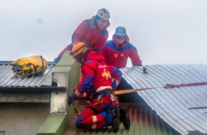 Björngunarsveitin Stefán í Mývatnssveit var kölluð út þegar sex bifreiðar festust í Námaskarði. Þá fuku þakplötur af húsi í Vestmannaeyjum