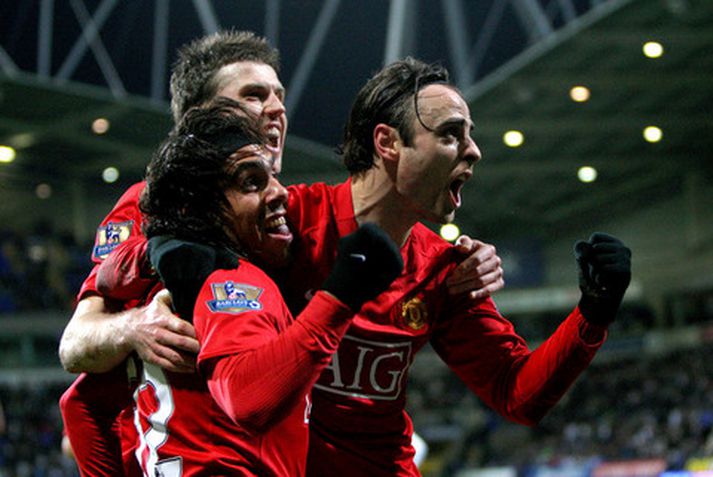 Dimitar Berbatov og félagar fagna sigurmarki hans í dag.