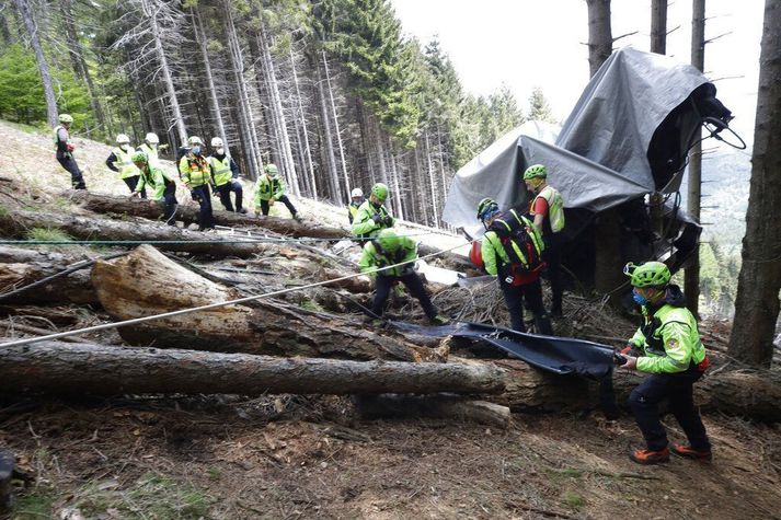 Bilunin kom upp þegar stutt var eftir af um tuttugu mínútna langri ferð kláfferjunnar frá bænum Stresa og upp Mottarone-fjall.