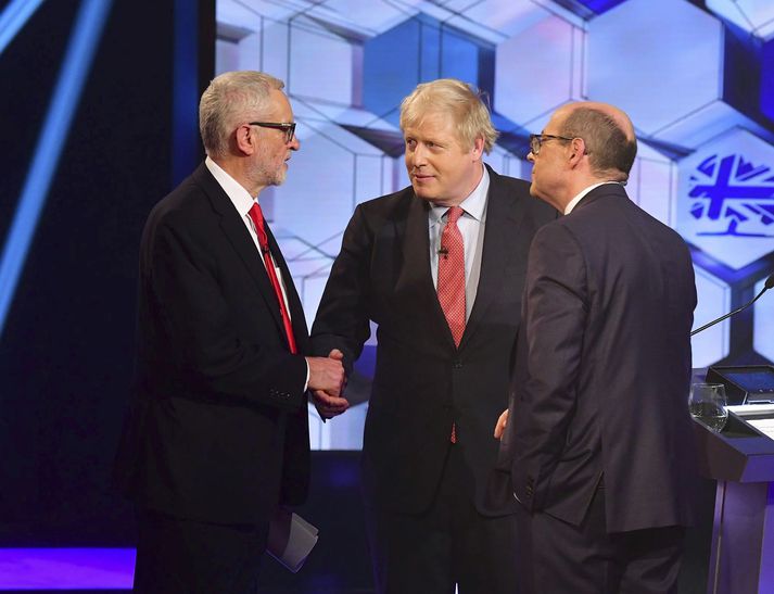 Boris Johnson, formaður Íhaldsflokksins og Jeremy Cobin, leiðtogi Verkamannaflokksins að loknum kappræðum hjá BBC í gær.