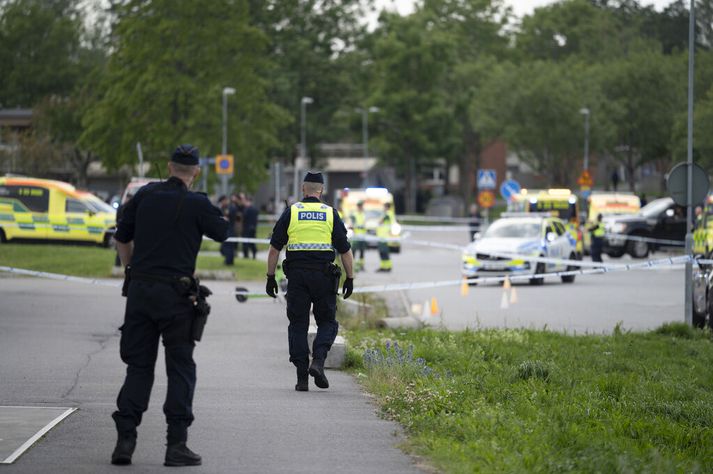 Lögreglumenn á vettvangi skotárásarinnar í Örebro í dag.