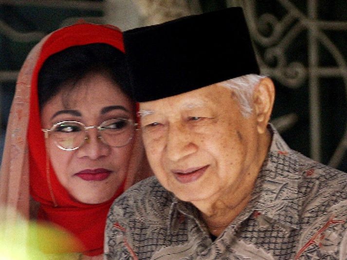 Suharto ásamt elstu dóttur sinni Tutut síðastliðið sumar.