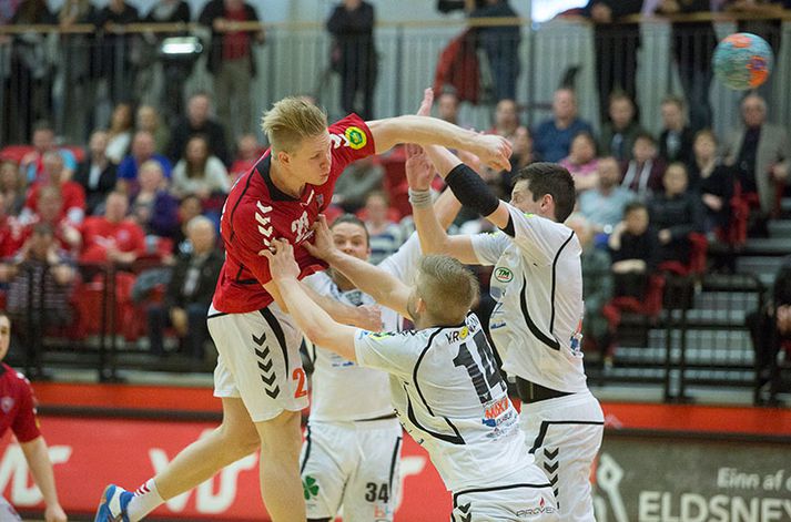 Geir Guðmundsson sækir að marki í dag.