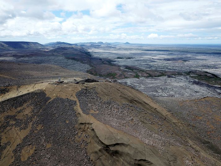 Konan var í útreiðartúr á Valahnúkum, sem eru við Helgafell í Hafnarfirði.