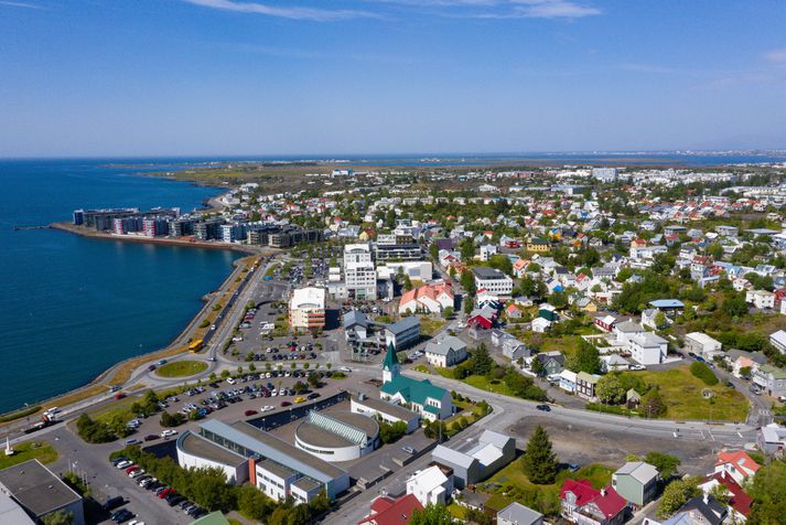 Fjórar tilkynningar bárust um að maður hefði veist að börnum í Hafnarfirði í maí.