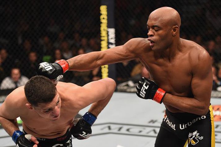 Anderson Silva lét höggin dynja á Nick Diaz í aðalbardaga UFC 183 nótt.