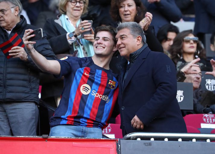 Joan Laporta með stuðningsmanni Barcelona fyrir leik á móti Valencia.