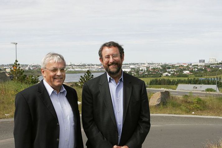 Manfred Baier og Stan Rose. Svissneski lyfjarisinn Roche ætlar að kaupa bandaríska líftæknifyrirtækið NimbleGen Systems, sem meðal annars er með rannsóknastofur í Grafarholtinu. Kaupverð nemur tæpum sautján milljörðum króna. Þeir Baier og Rose eru hæstánægðir með viðskiptin, sem reiknað er með að gangi í gegn síðar á árinu. 