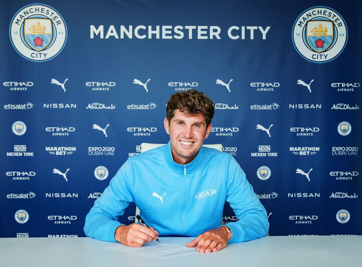 John Stones er nú skuldbundinn Englandsmeisturum Manchester City til ársins 2026.