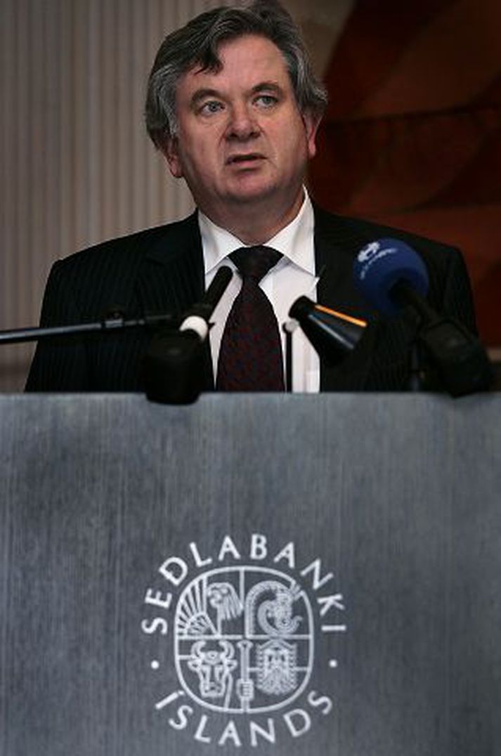 „Ef ég verð neyddur til að segja af mér lítur málið allt öðruvísi út. Þá ætla ég að snúa aftur í pólitík,“ hefur Fyens Stiftstidende eftir Davíð Oddssyni seðlabankastjóra. Blaðamaðurinn, sem er fyrrverandi aðalritstjóri blaðsins, segir að hann hafi verið með hvasst blik í augum þegar orðin voru látin falla. „Davíð er tilbúinn í baráttu,“ segir hann.