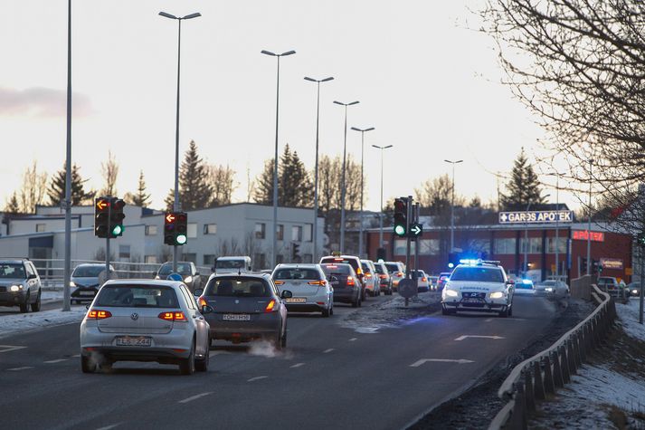 Lögregla stóð vaktina á brúnni yfir Miklubraut við slysstað.