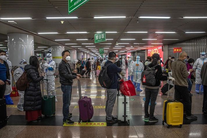 Farþegar mættir til höfuðborgarinnar Beijing frá Wuhan eftir að opnað var á ferðalög frá Wuhan.