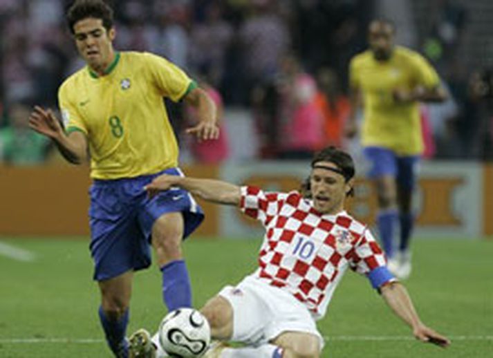 Nico Kovac rennir sér á eftir Kaka í leiknum skömmu seinna meiddist Kovac