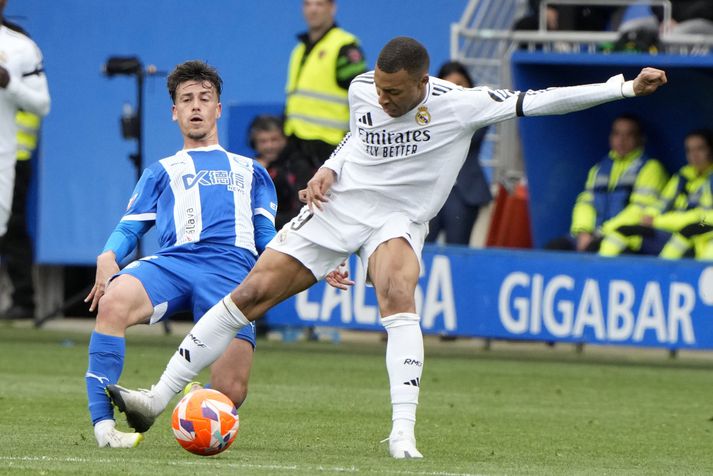 Kylian Mbappé fékk rautt spjald og eins leiks bann fyrir brot á Antonio Blanco.
