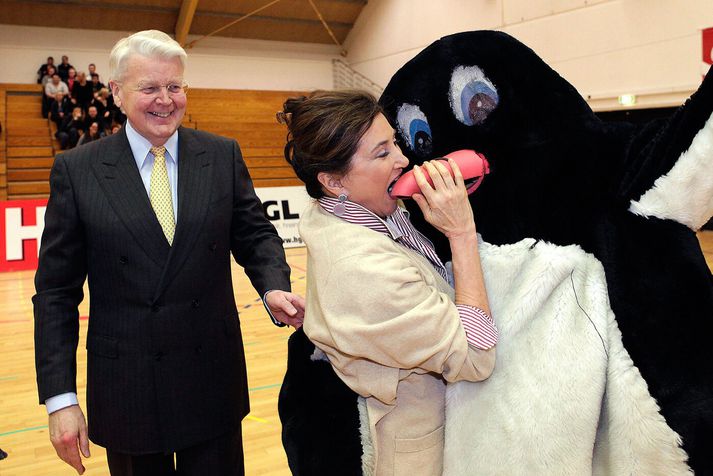 Ólafi Ragnari Grímssyni forseta var skemmt þegar Dorrit brá á leik með lukkudýri á leik FH og Hauka í handknattleik. 