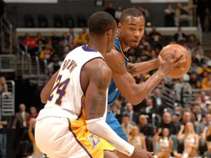 Rashard Lewis hjá Orlando sækir hér að Kobe Bryant í leiknum í Los Angeles
