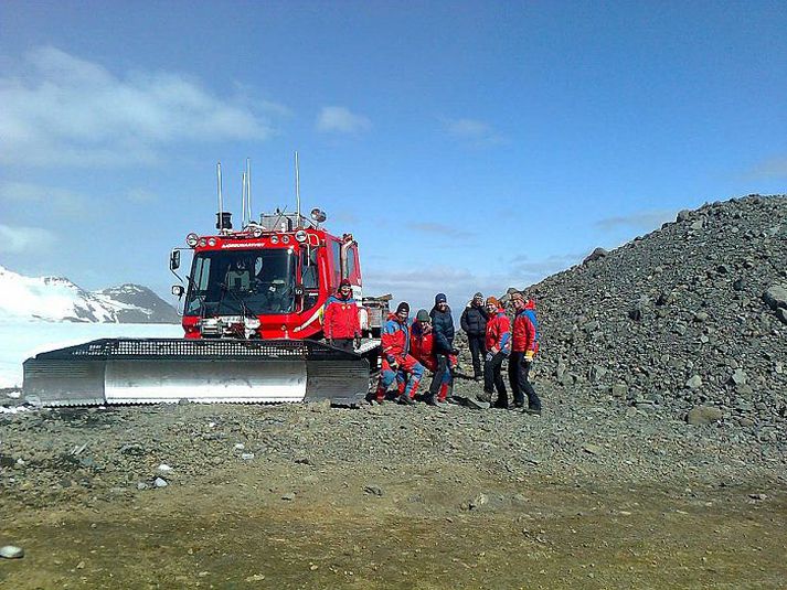 Snjóbíllinn við rætur Skálafellsjökuls klukkan 16 í gær.