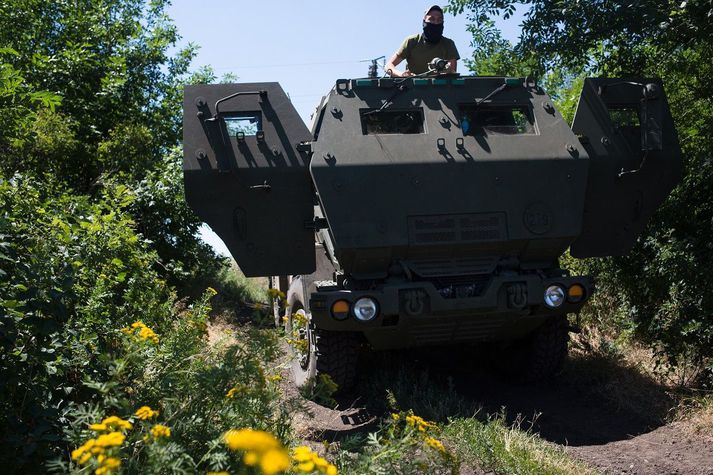 Úkraínumenn eiga sextán HIMARS-eldflaugakerfi. Rússar segjast hafa grandað fjölmörgum þeirra en bæði Úkraínumenn og Bandaríkjamenn segja það kolrangt. Rússar hafa þó gert árásir á tálbeitur sem látnar eru líta út fyrir að vera HIMARS.