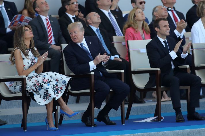 Donald og Melania Trump að fylgjast með hersýningu á Bastilludaginn í París í fyrra. Emmanuel Macron, forseti Frakklands, er þarna líka.