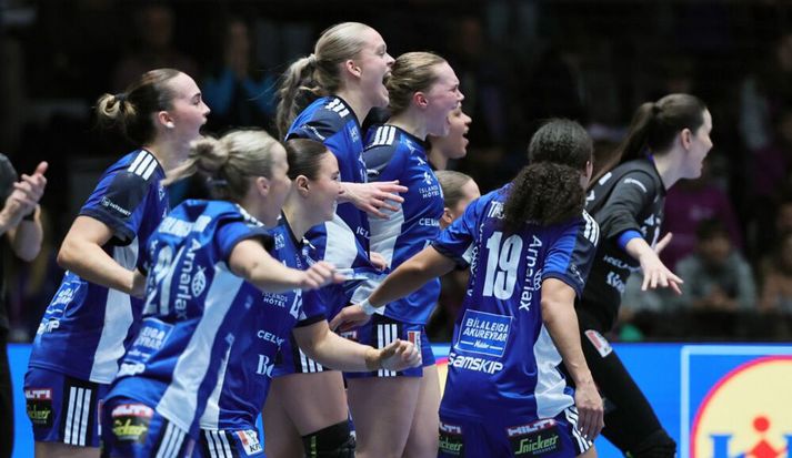 Stelpurnar okkar fögnuðu vel í leikslok.