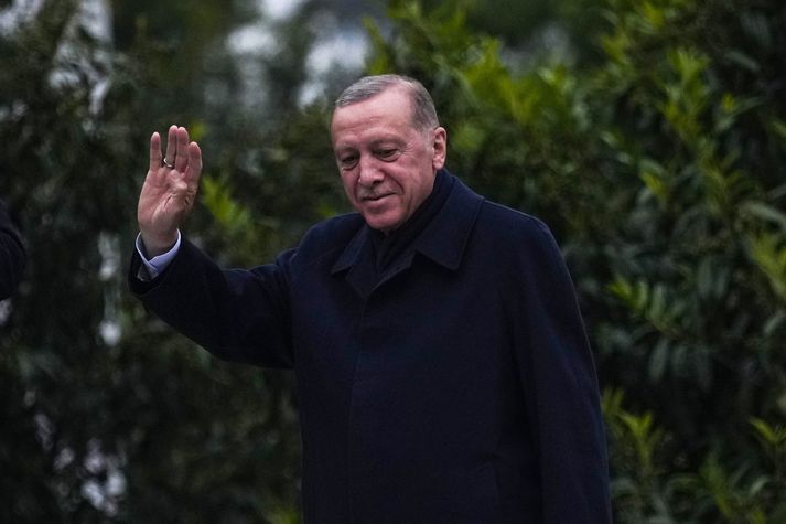 Erdogan heilsaði upp á stuðningsmenn sína fyrir framan forsetahöllina í Istanbúl síðdegis og lýsti yfir sigri.