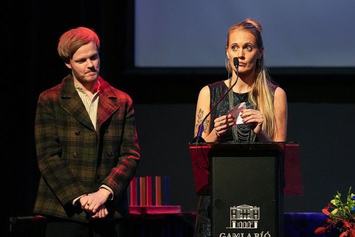 Arnór Pálmi Arnarson og Dóra Jóhannsdóttir tóku við verðlaunum fyrir Húsó. Arnór var tilnefndur í flokknum leikstjóri ársins og þau Dóra saman fyrir handrit ársins 2024.