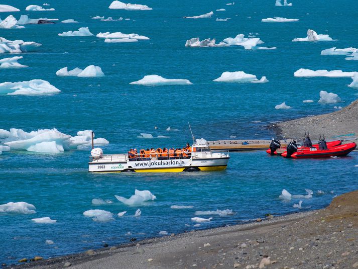 Deilurnar snerust um ferðaþjónustu á og við Jökulsárlón. Þessi bátur er gerður út af samkeppnisaðila Ice Lagoon sem neitaði að veita samþykki sitt fyrir stöðuleyfi fyrirtækisins.