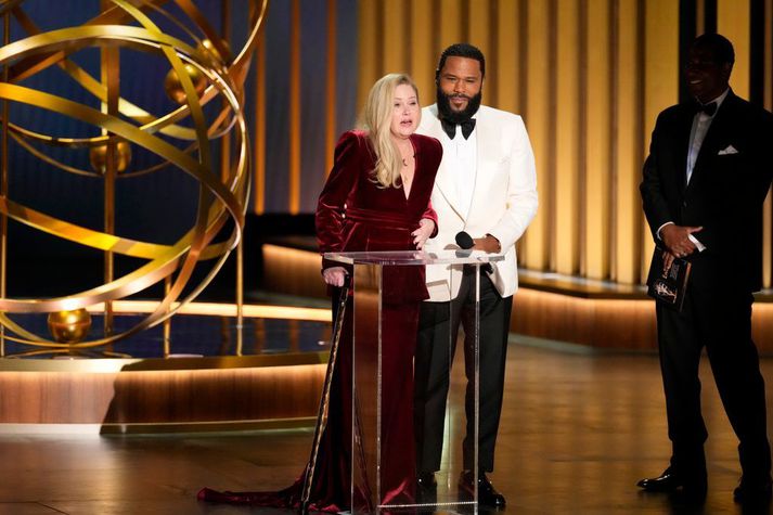 Christina Applegate á sviði Emmy-verðlaunanna í gær. Kynnir kvöldsins, Anthony Anderson, leiddi hana inn á sviðið og stendur við hlið hennar á myndinni. 