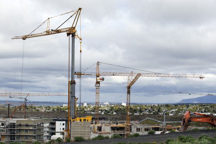 Miklar framkvæmdir standa yfir í nýju hverfi í Urriðaholti og er fjöldi krana eftir því.