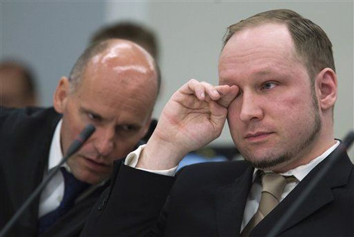 Breivik ásamt Lippestad verjanda sínum í réttinum í dag.