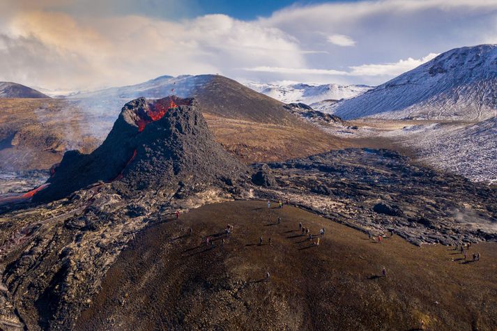 Svo virðist sem töluverð spenna hafi losnað þegar fór að gjósa, alltént skelfur ekki jafn mikið og áður.